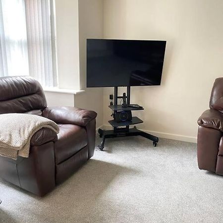 4-Room Detached Furnished Home With Parking 莱切斯特 外观 照片