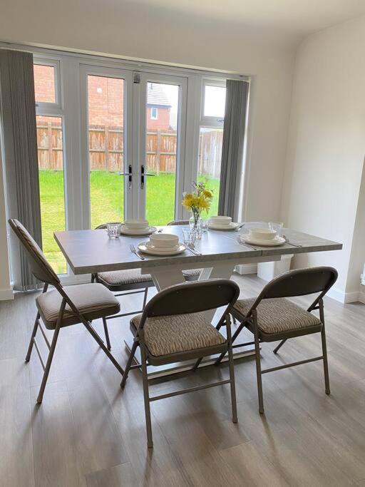 4-Room Detached Furnished Home With Parking 莱切斯特 外观 照片
